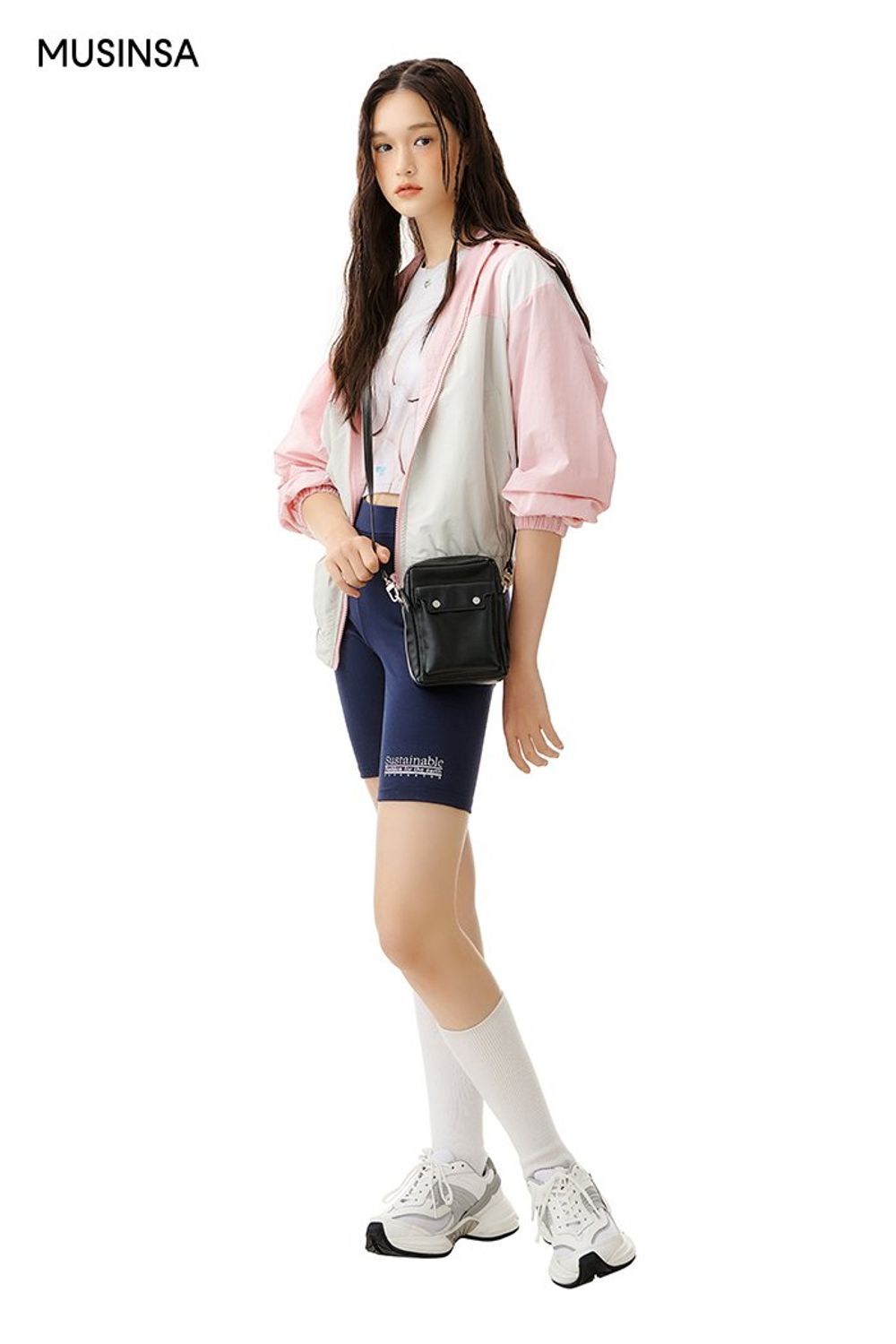 그래픽 티셔츠와 레깅스를 매치하고 블루종 재킷을 걸쳐 완성한 스포츠 룩 #레터링 #그래픽 #애슬레저룩 #스포티 #컬러블록 #크롭 #여름 #스포츠