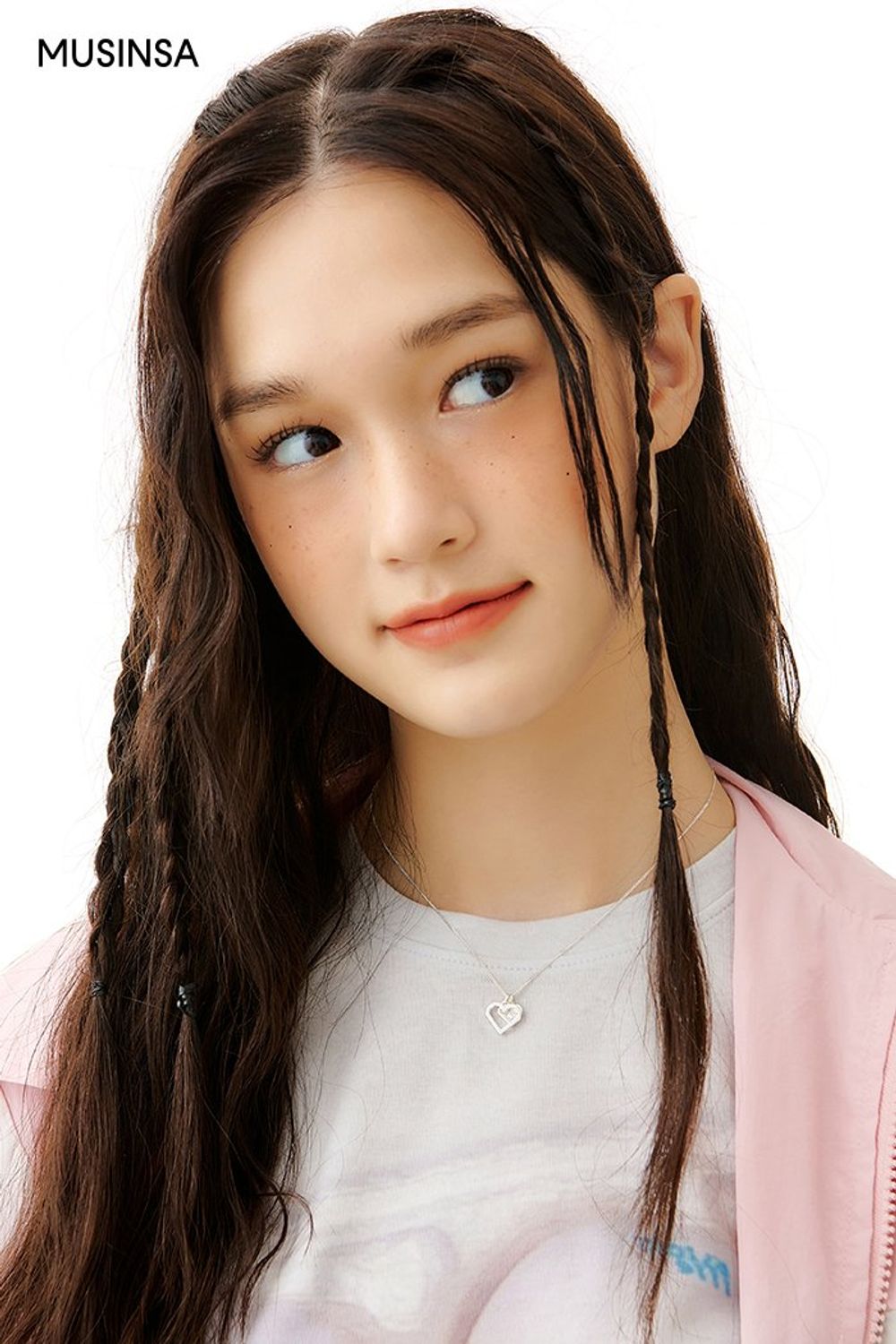 그래픽 티셔츠와 레깅스를 매치하고 블루종 재킷을 걸쳐 완성한 스포츠 룩 #레터링 #그래픽 #애슬레저룩 #스포티 #컬러블록 #크롭 #여름 #스포츠