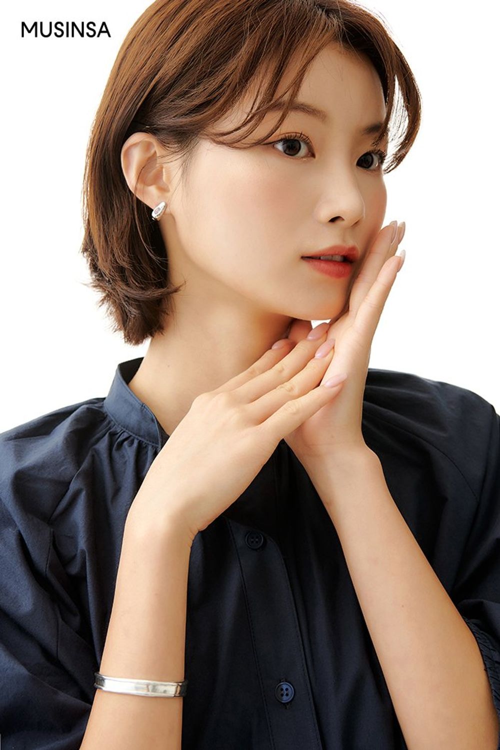 셔링 디테일이 돋보이는 블라우스와 와이드 팬츠로 연출한 포멀 룩 #단정한 #와이드핏 #셔링 #출근룩 #핀턱 #퍼프소매 #헨리넥 #여름 #포멀 #비즈니스캐주얼