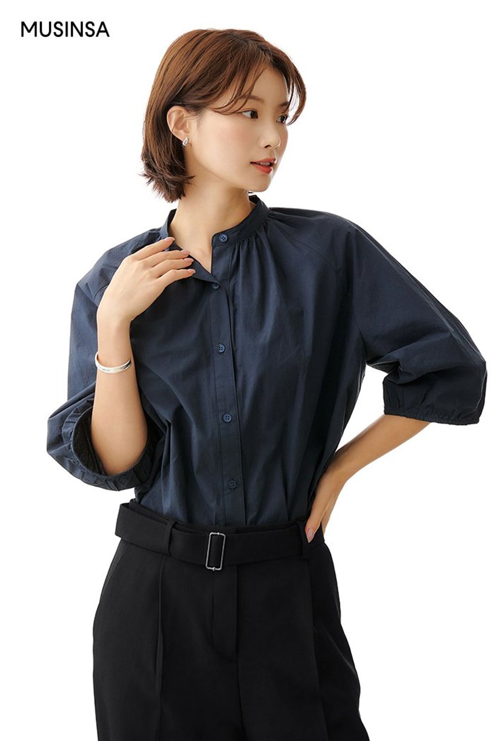 셔링 디테일이 돋보이는 블라우스와 와이드 팬츠로 연출한 포멀 룩 #단정한 #와이드핏 #셔링 #출근룩 #핀턱 #퍼프소매 #헨리넥 #여름 #포멀 #비즈니스캐주얼