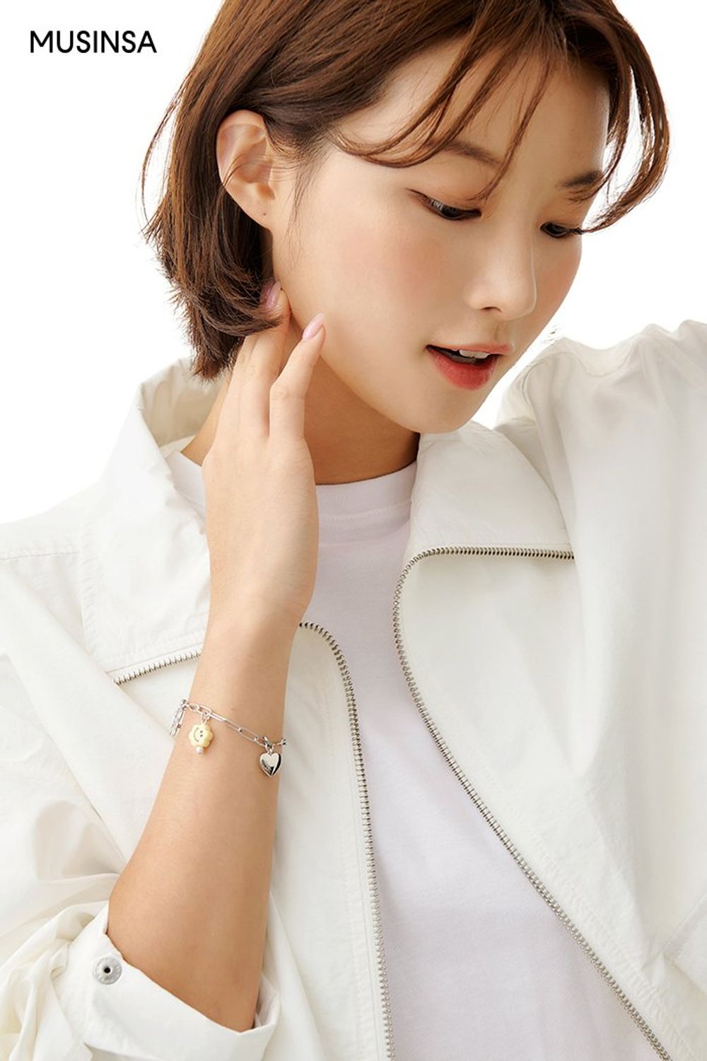 가볍게 걸치기 좋은 코치 재킷과 바이커 쇼츠로 완성한 스포츠 룩 #편안한 #컬러포인트 #애슬레저룩 #원마일웨어 #스포티 #크롭 #여름 #스포츠
