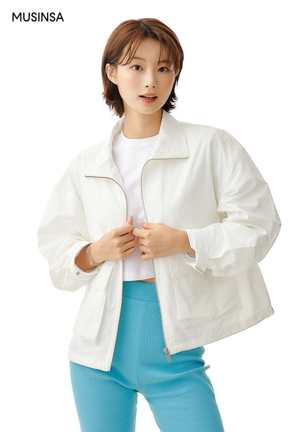 가볍게 걸치기 좋은 코치 재킷과 바이커 쇼츠로 완성한 스포츠 룩 #편안한 #컬러포인트 #애슬레저룩 #원마일웨어 #스포티 #크롭 #여름 #스포츠