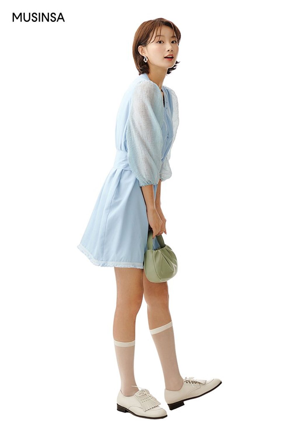 퍼프소매가 돋보이는 원피스로 연출한 로맨틱 룩 #화사한 #파스텔 #데이트 #셔링 #태슬 #퍼프소매 #여름 #로맨틱