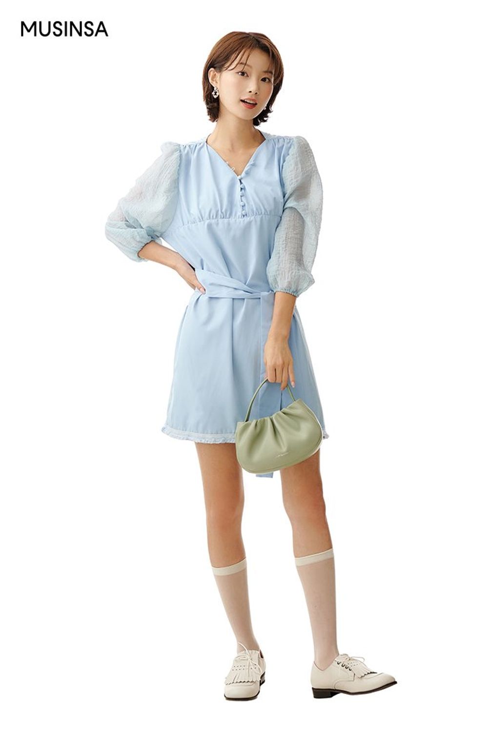 퍼프소매가 돋보이는 원피스로 연출한 로맨틱 룩 #화사한 #파스텔 #데이트 #셔링 #태슬 #퍼프소매 #여름 #로맨틱