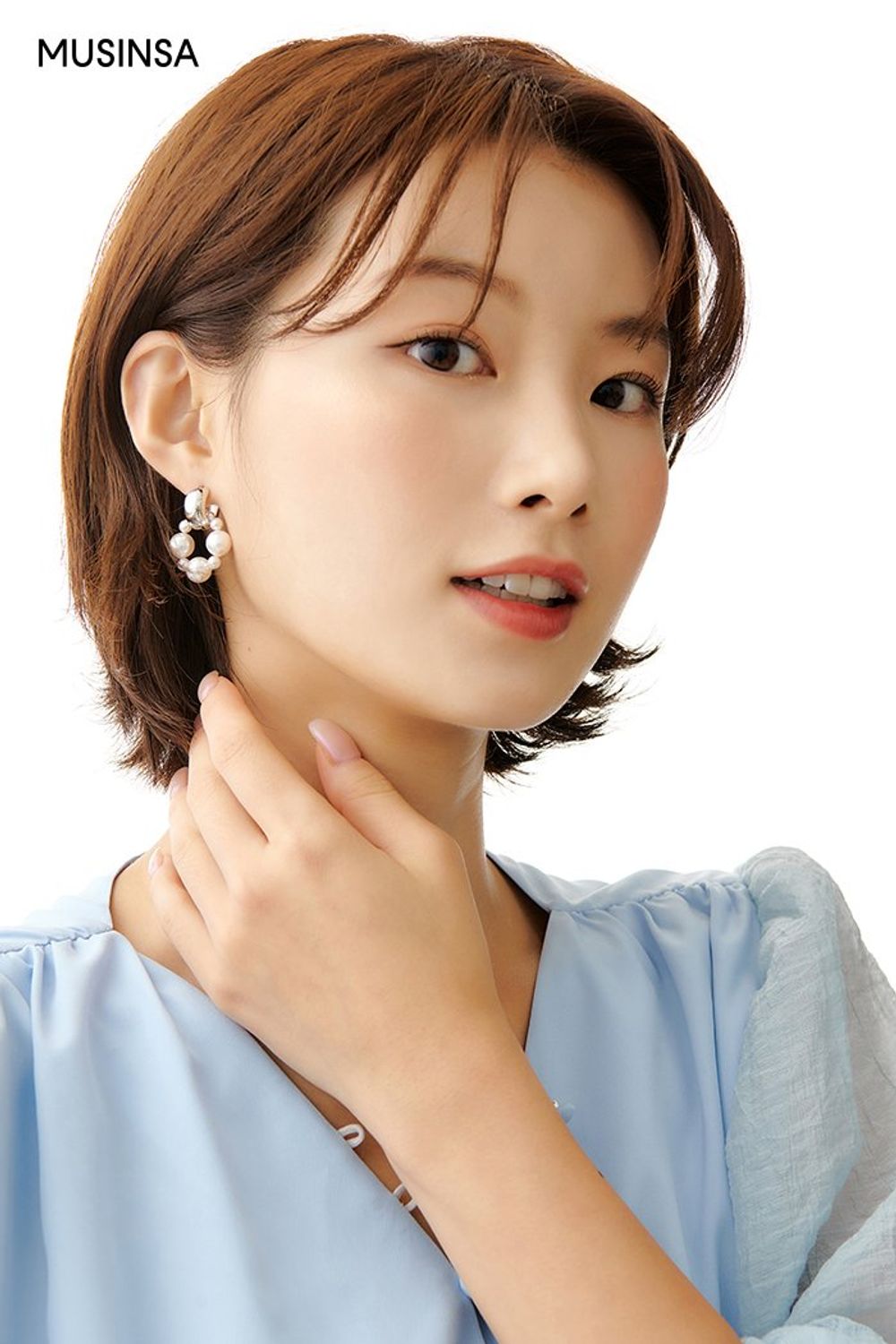 퍼프소매가 돋보이는 원피스로 연출한 로맨틱 룩 #화사한 #파스텔 #데이트 #셔링 #태슬 #퍼프소매 #여름 #로맨틱