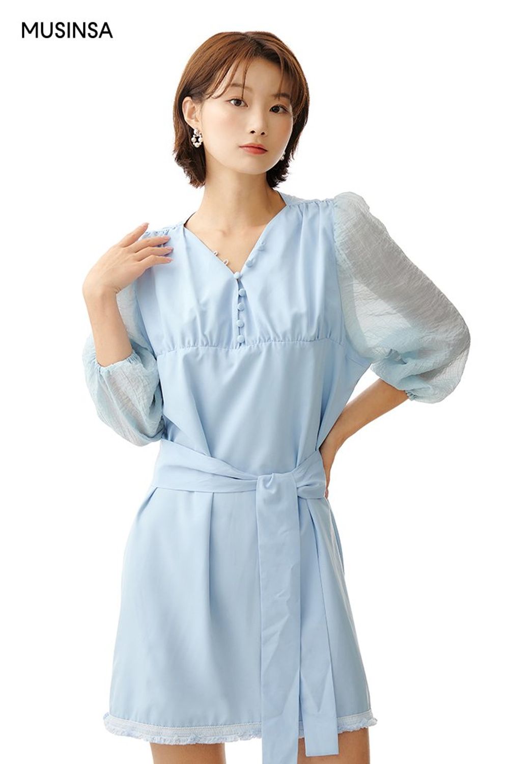 퍼프소매가 돋보이는 원피스로 연출한 로맨틱 룩 #화사한 #파스텔 #데이트 #셔링 #태슬 #퍼프소매 #여름 #로맨틱
