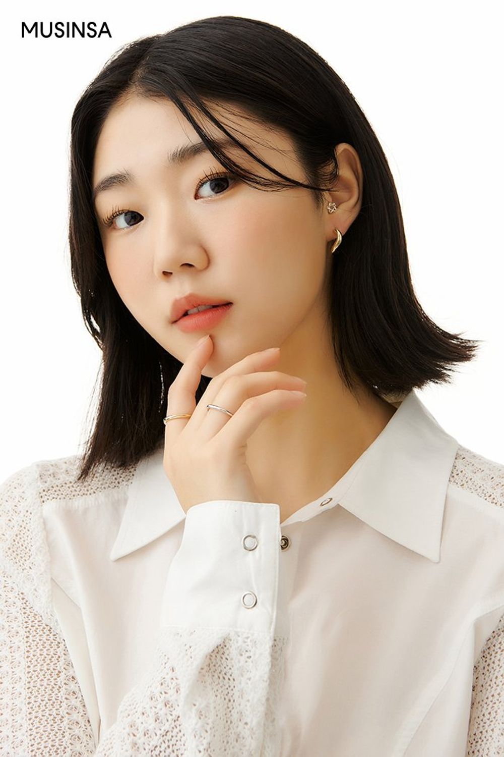 단정한 느낌의 블레이저 재킷과 데님 팬츠로 연출한 포멀 룩 #단정한 #환절기 #출근룩 #노카라 #가을 #비즈니스캐주얼 #포멀