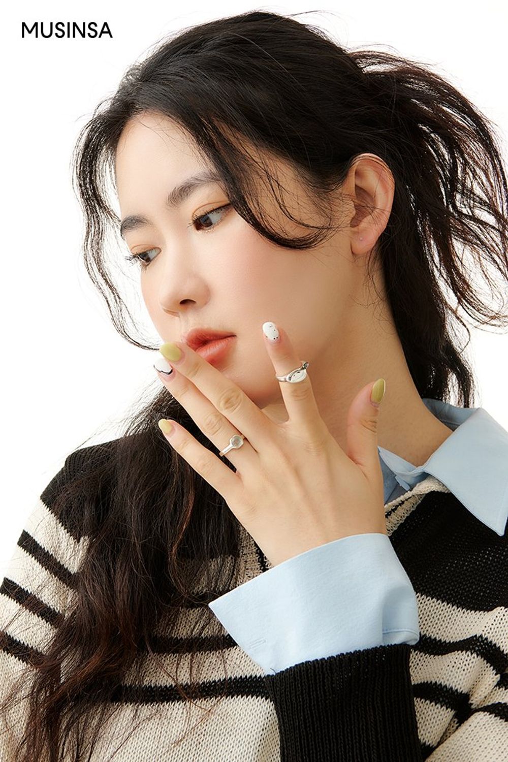 단정한 느낌의 니트와 셔츠, 슬랙스로 연출한 포멀 룩 #스트라이프 #레이어드룩 #단정한 #부츠컷 #출근룩 #체인 #가을 #포멀 #비즈니스캐주얼
