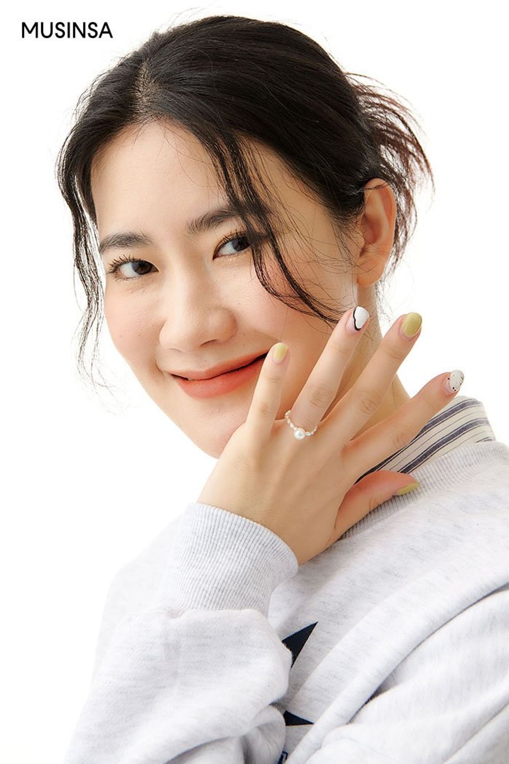 그래픽이 돋보이는 스웨트셔츠와 데님 스커트로 완성한 걸리시 룩 #그래픽 #스트라이프 #레이어드룩 #짧치 #워싱 #가을 #걸리시