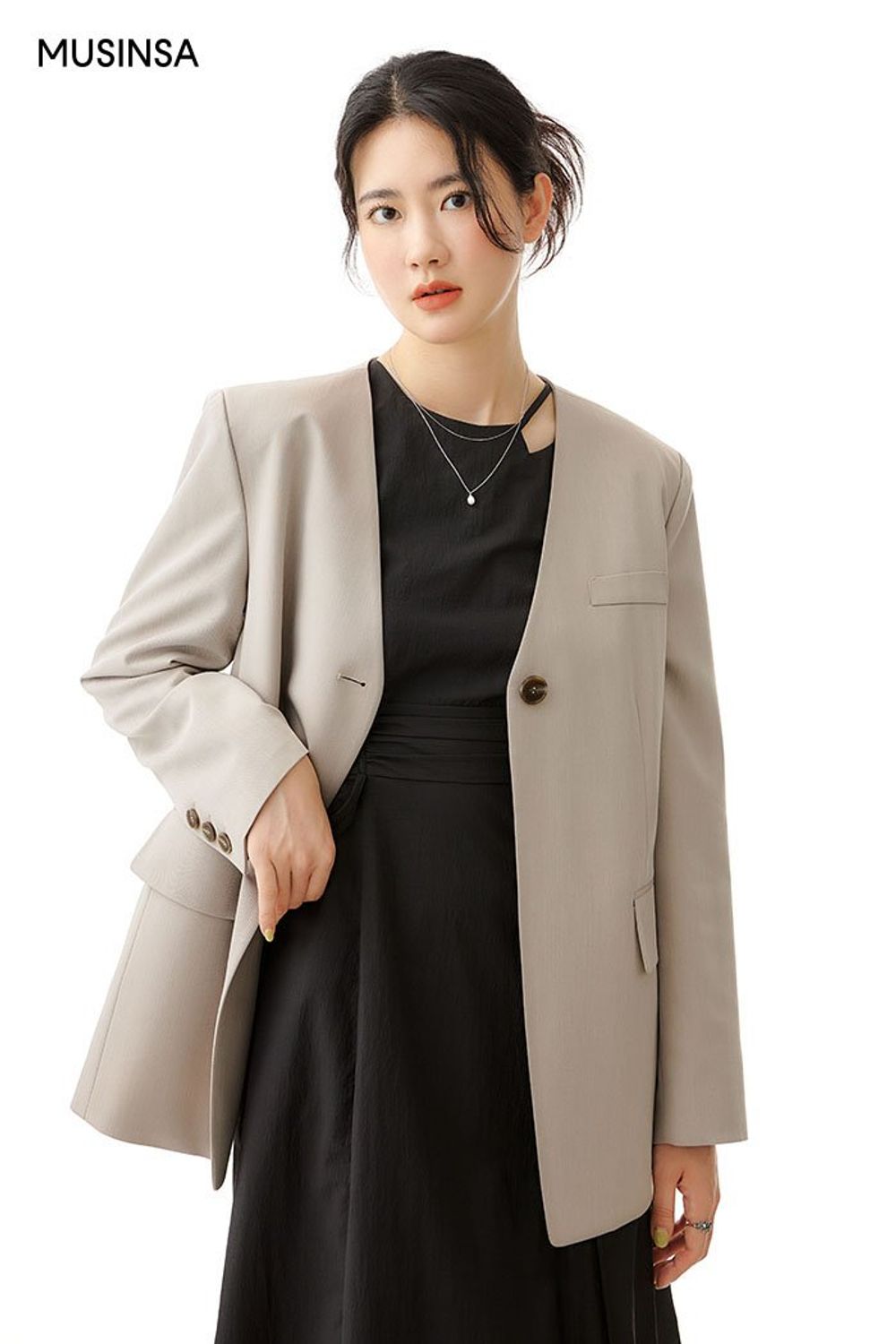 우아한 실루엣의 원피스에 블레이저 재킷을 걸쳐 마무리한 로맨틱 룩 #단정한 #환절기 #하객 #셔링 #컷아웃 #노카라 #가을 #비즈니스캐주얼 #포멀