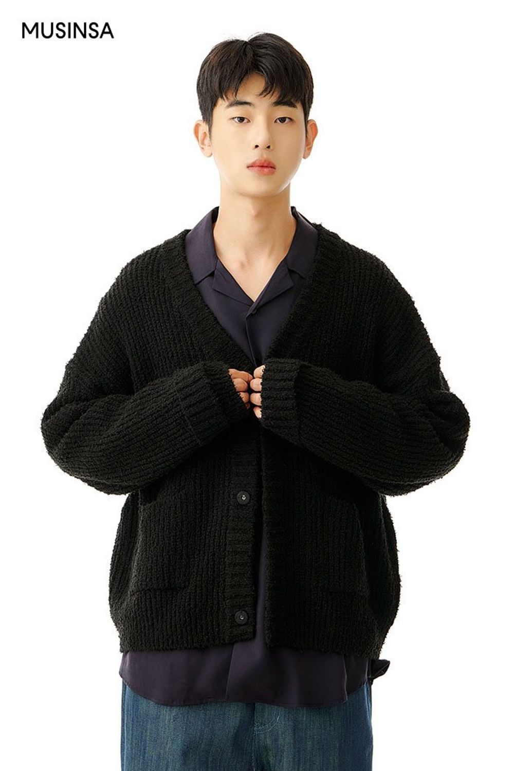 카디건에 셔츠를 레이어드하고 오버 핏 데님 팬츠를 더해 완성한 댄디 룩 #환절기 #오버핏 #남친룩 #워싱 #가을 #댄디