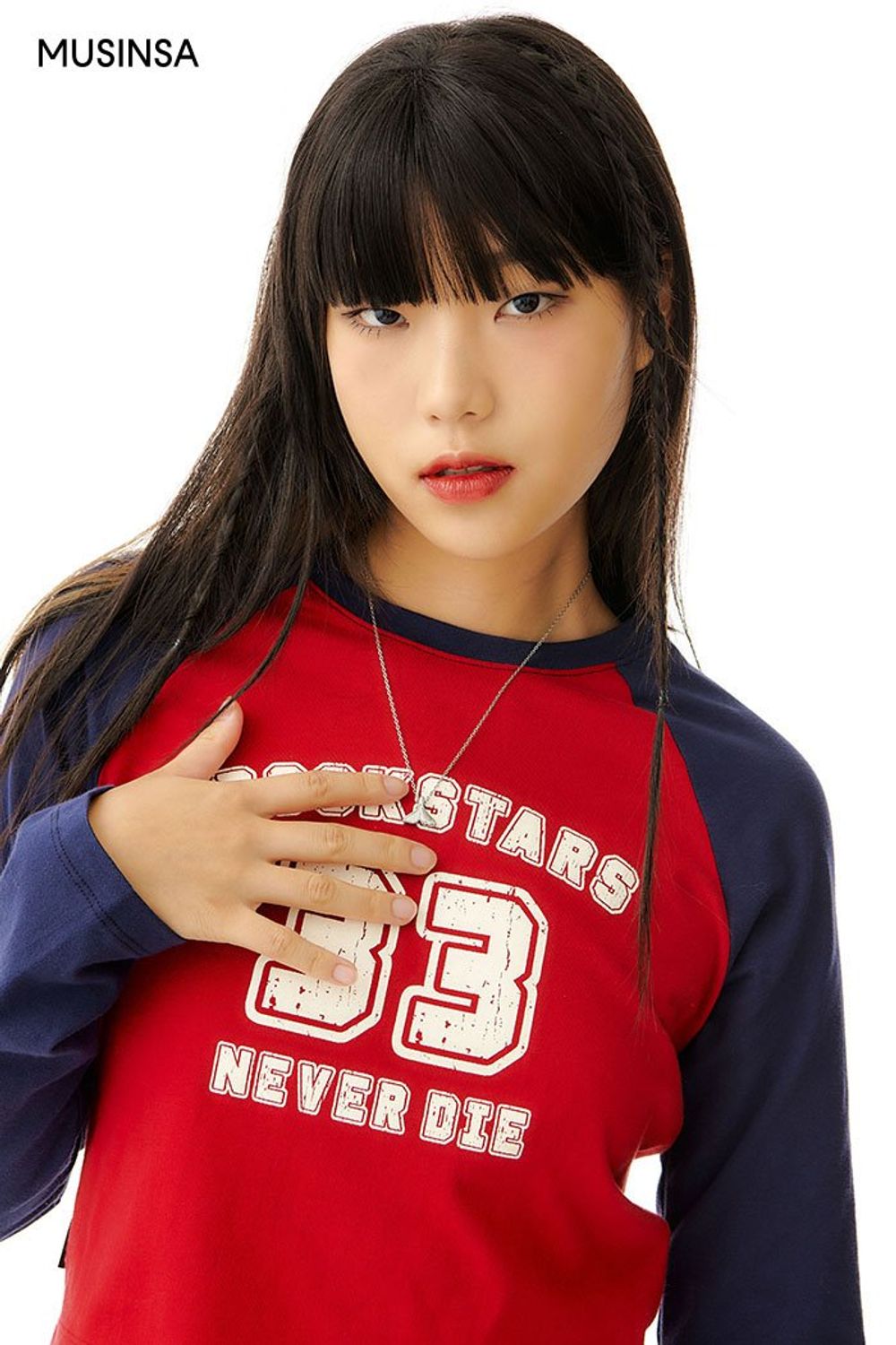 비비드 컬러가 돋보이는 래글런 티셔츠에 데님 재킷, 팬츠로 완성한 캐주얼 코디네이션 #레터링 #부츠컷 #비비드 #컬러블록 #래글런 #워싱 #가을 #캐주얼