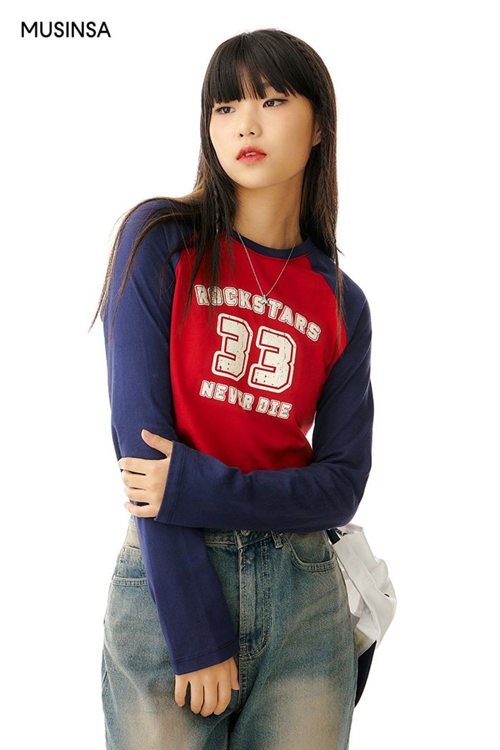 비비드 컬러가 돋보이는 래글런 티셔츠에 데님 재킷, 팬츠로 완성한 캐주얼 코디네이션 #레터링 #부츠컷 #비비드 #컬러블록 #래글런 #워싱 #가을 #캐주얼