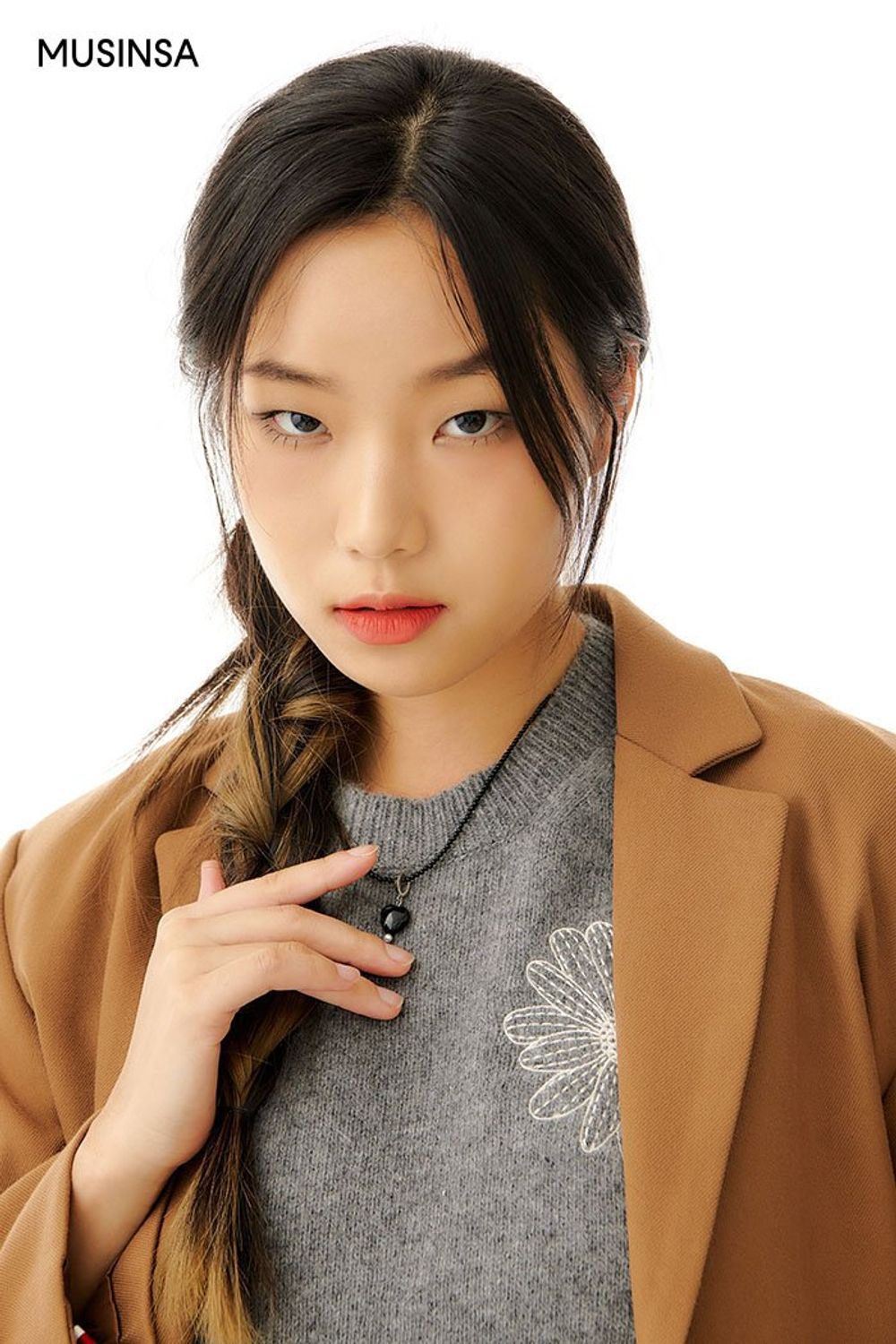 플리츠 디테일의 미니스커트와 재킷으로 셋업을 연출하고 더비 슈즈로 마무리한 걸리시 룩 #셋업코디 #짧치 #뉴트럴톤 #플리츠 #에나멜 #마이크로백 #가을 #걸리시