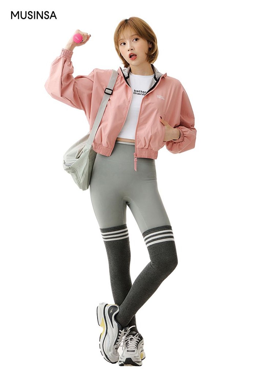 깔끔한 디자인의 크롭 탑과 레깅스를 연출하고 스니커즈로 편안하게 마무리한 스포츠 룩 #로고플레이 #컬러포인트 #애슬레저룩 #요가 #스포티 #크롭 #러닝 #가을 #스포츠