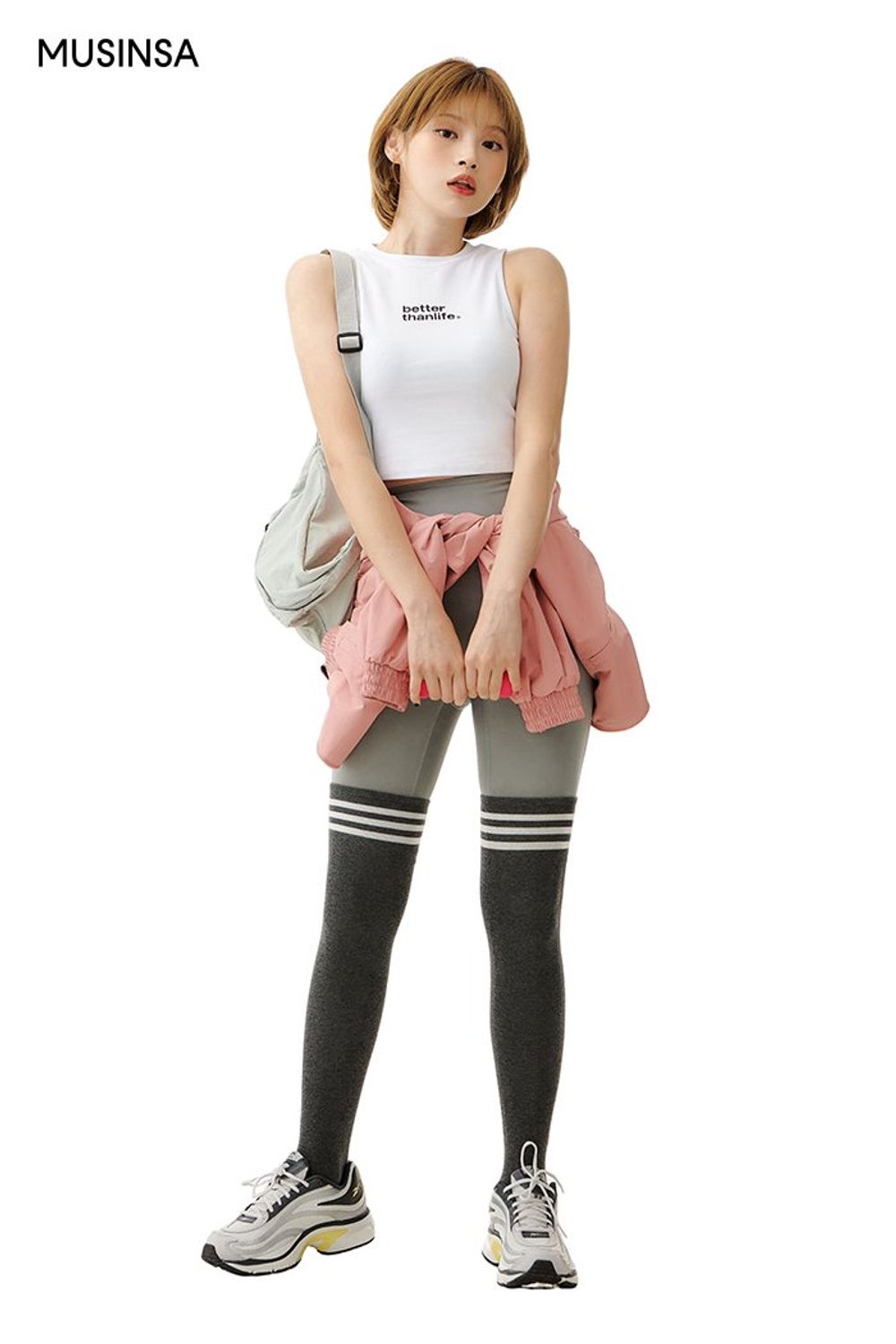 깔끔한 디자인의 크롭 탑과 레깅스를 연출하고 스니커즈로 편안하게 마무리한 스포츠 룩 #로고플레이 #컬러포인트 #애슬레저룩 #요가 #스포티 #크롭 #러닝 #가을 #스포츠