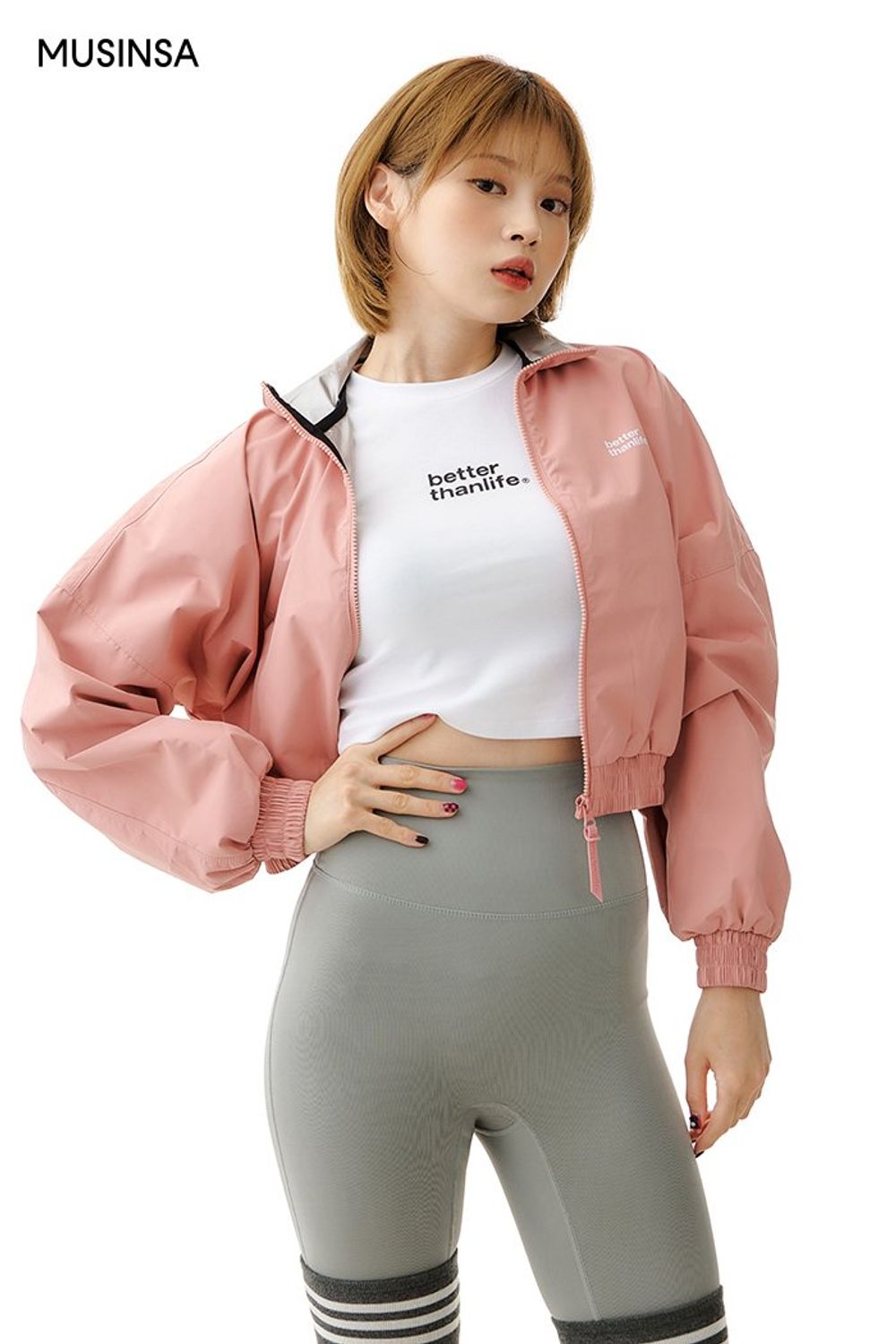 깔끔한 디자인의 크롭 탑과 레깅스를 연출하고 스니커즈로 편안하게 마무리한 스포츠 룩 #로고플레이 #컬러포인트 #애슬레저룩 #요가 #스포티 #크롭 #러닝 #가을 #스포츠