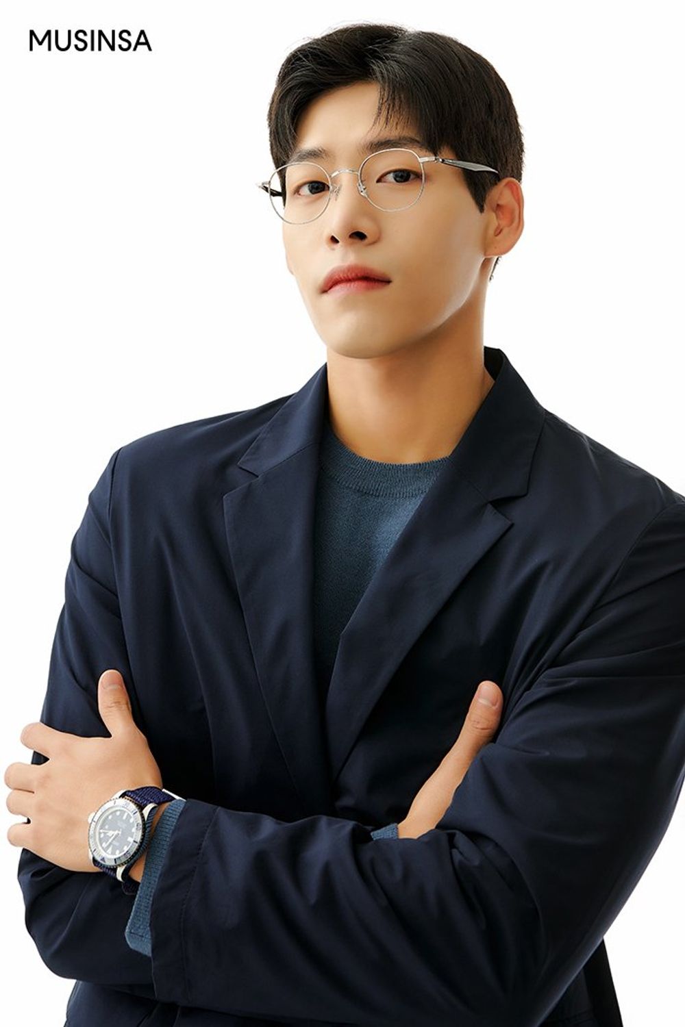 미니멀한 디자인의 니트와 데님 팬츠를 매치하고 네이비 컬러 블레이저를 걸쳐 마무리한 댄디 룩 #미니멀 #환절기 #톤온톤 #데이트 #가을 #댄디