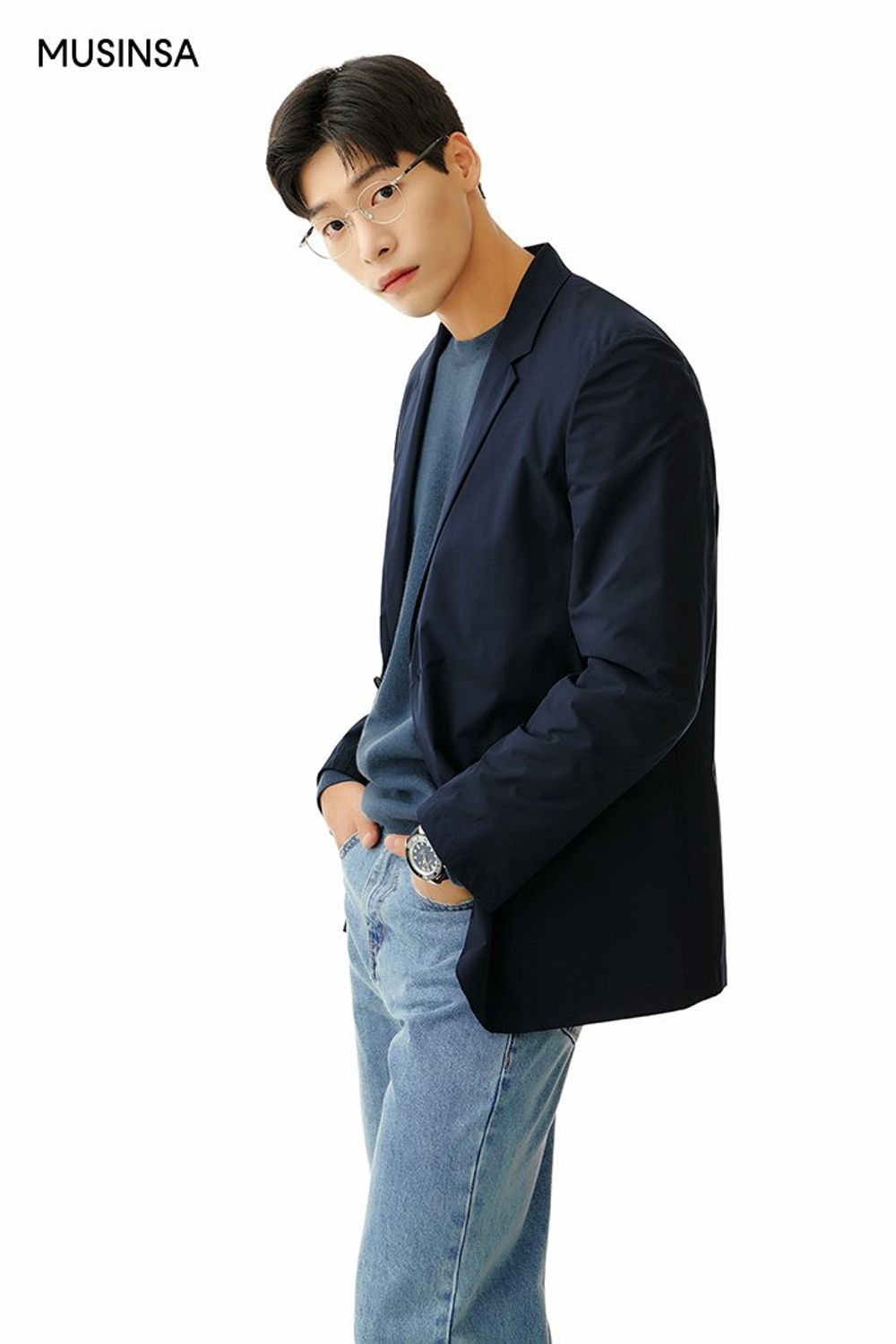 미니멀한 디자인의 니트와 데님 팬츠를 매치하고 네이비 컬러 블레이저를 걸쳐 마무리한 댄디 룩 #미니멀 #환절기 #톤온톤 #데이트 #가을 #댄디