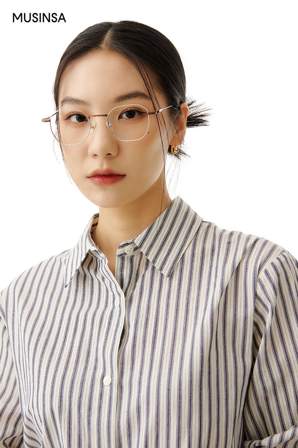깔끔한 셔츠에 오버 핏 블레이저를 매치한 후 그레이 슬랙스로 마무리한 포멀 룩 #환절기 #오버핏 #모노톤 #스트라이프 #출근룩 #슬릿 #체인 #가을 #비즈니스캐주얼 #포멀
