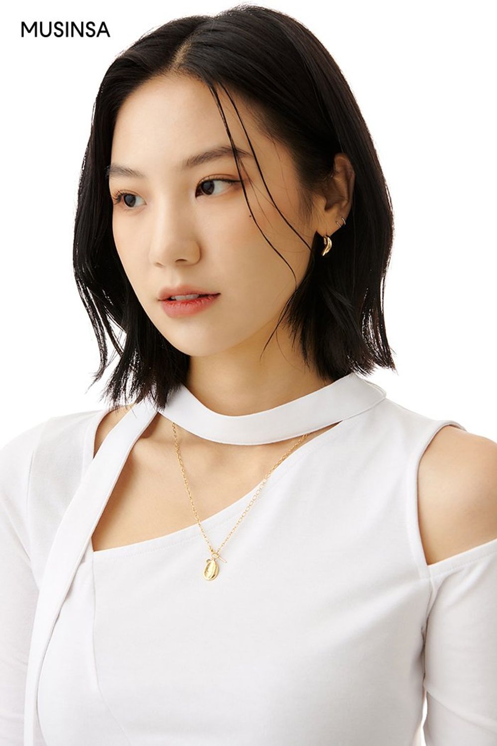 오버사이즈 핏 블레이저에 베이지 컬러 슬랙스를 코디하고 숄더백으로 마무리한 포멀 룩 #환절기 #오버핏 #톤온톤 #뉴트럴톤 #출근룩 #셔링 #슬릿 #컷아웃 #언밸런스 #가을 #비즈니스캐주얼 #포멀
