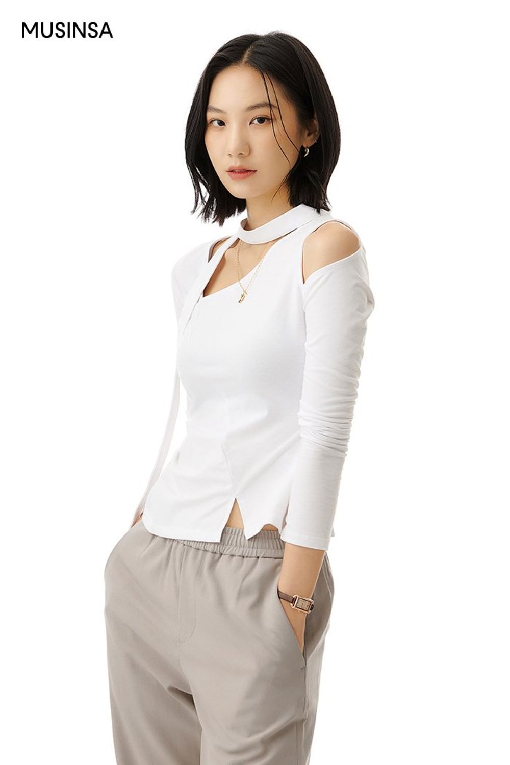 오버사이즈 핏 블레이저에 베이지 컬러 슬랙스를 코디하고 숄더백으로 마무리한 포멀 룩 #환절기 #오버핏 #톤온톤 #뉴트럴톤 #출근룩 #셔링 #슬릿 #컷아웃 #언밸런스 #가을 #비즈니스캐주얼 #포멀