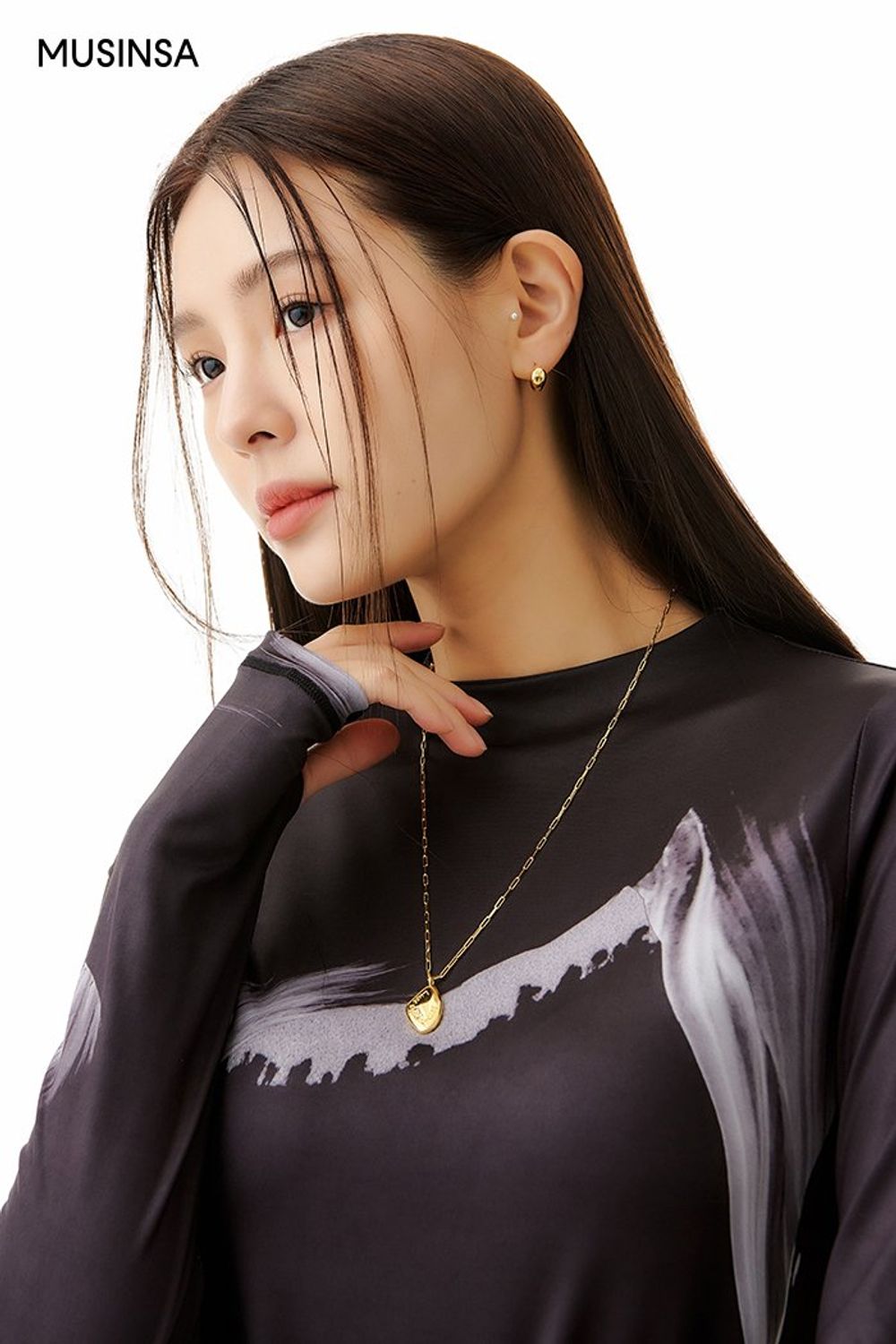그래픽 디테일의 탑에 와이드 핏 슬랙스를 코디하고 숄더백으로 마무리한 시크 룩 #그래픽 #환절기 #와이드핏 #컬러블록 #키높이 #핀턱 #가을 #시크