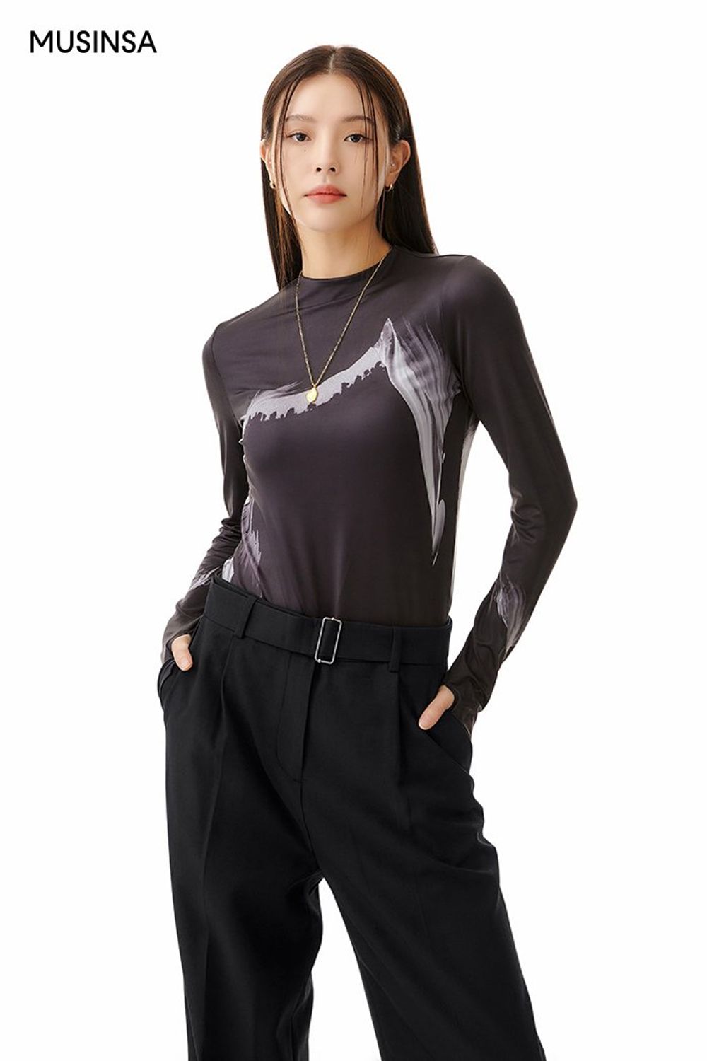 그래픽 디테일의 탑에 와이드 핏 슬랙스를 코디하고 숄더백으로 마무리한 시크 룩 #그래픽 #환절기 #와이드핏 #컬러블록 #키높이 #핀턱 #가을 #시크