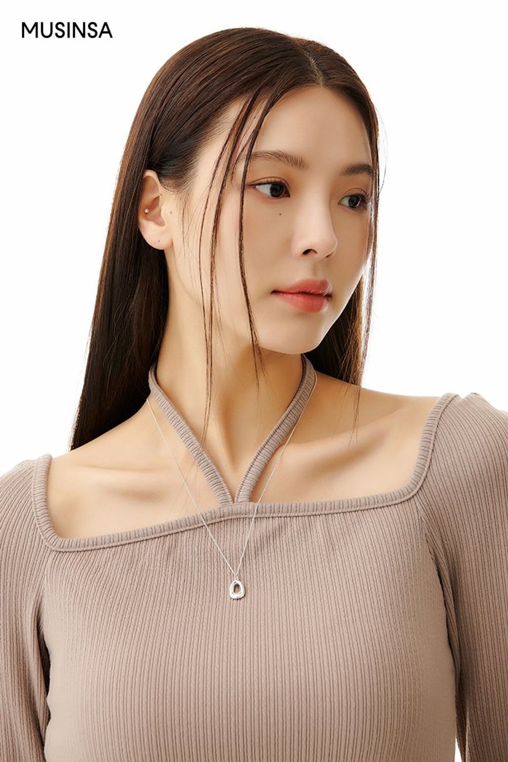 홀터넥 디테일의 탑에 롱스커트를 매치한 후 숄더백으로 포인트를 준 시크 룩 #환절기 #오버핏 #컬러포인트 #뉴트럴톤 #스트라이프 #글로시 #슬릿 #스트링 #컷아웃 #홀터넥 #가을 #시크