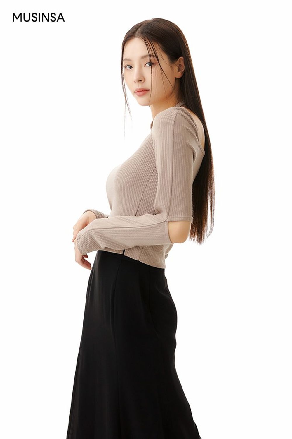 홀터넥 디테일의 탑에 롱스커트를 매치한 후 숄더백으로 포인트를 준 시크 룩 #환절기 #오버핏 #컬러포인트 #뉴트럴톤 #스트라이프 #글로시 #슬릿 #스트링 #컷아웃 #홀터넥 #가을 #시크