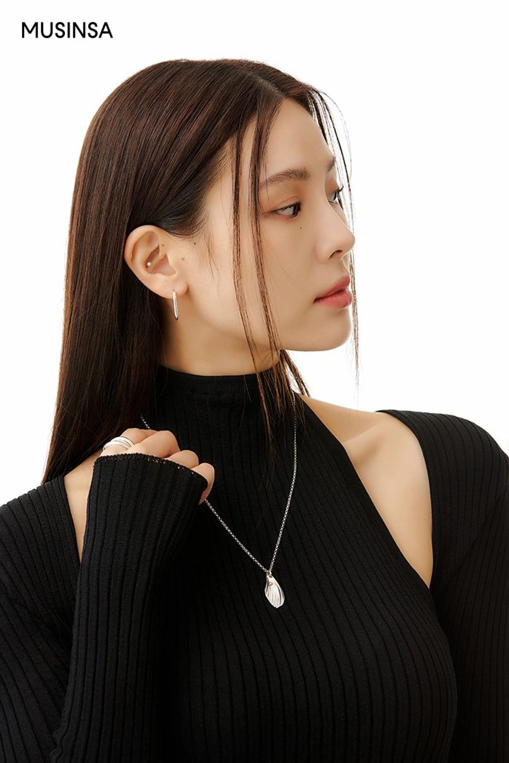 컷아웃 디테일의 니트 탑에 오버 핏 블레이저를 걸치고 슬랙스로 마무리한 포멀 룩 #환절기 #오버핏 #와이드핏 #모노톤 #출근룩 #핀턱 #컷아웃 #가을 #비즈니스캐주얼 #포멀