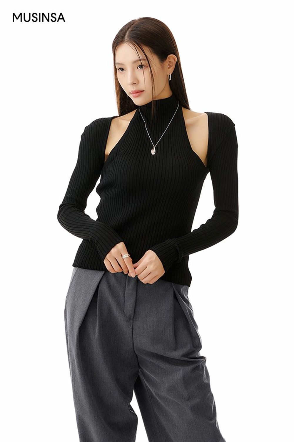 컷아웃 디테일의 니트 탑에 오버 핏 블레이저를 걸치고 슬랙스로 마무리한 포멀 룩 #환절기 #오버핏 #와이드핏 #모노톤 #출근룩 #핀턱 #컷아웃 #가을 #비즈니스캐주얼 #포멀