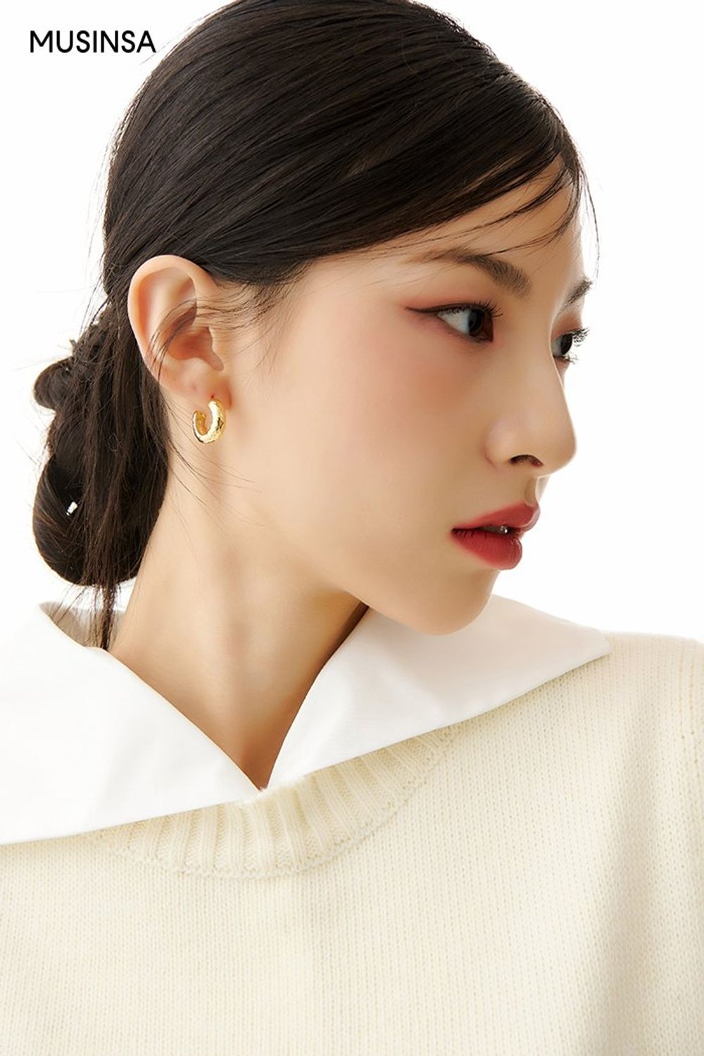 블루 컬러의 숏 재킷에 레더 롱 스커트의 조합으로 완성한 로맨틱 룩 #레이어드룩 #하객 #데이트 #레더 #맥시 #가을 #로맨틱