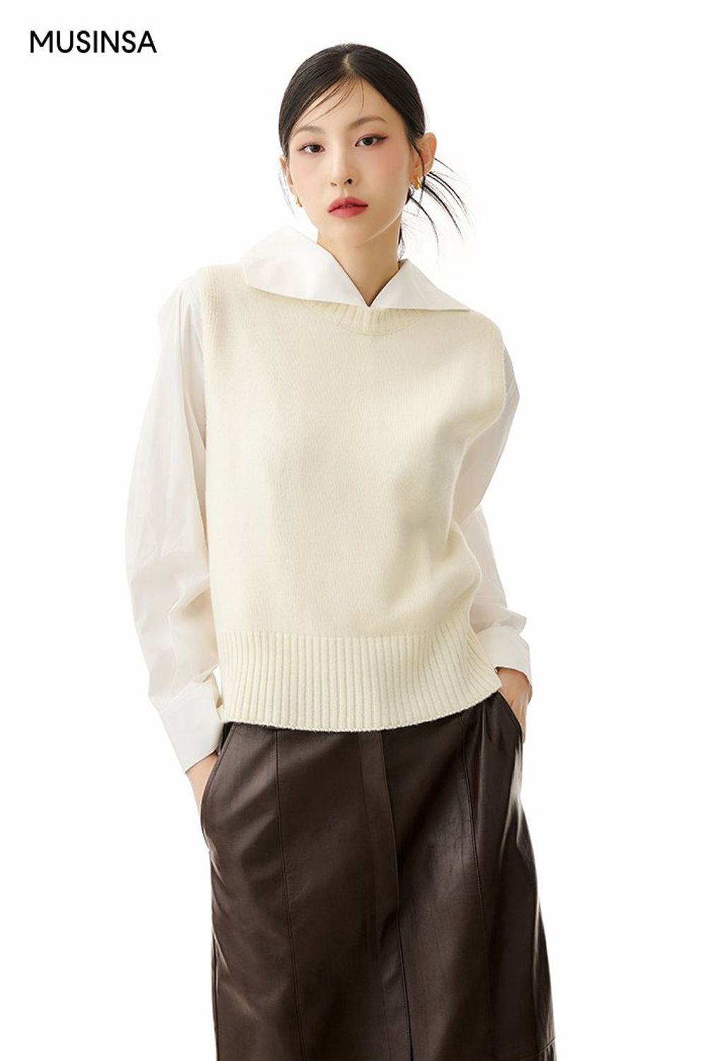 블루 컬러의 숏 재킷에 레더 롱 스커트의 조합으로 완성한 로맨틱 룩 #레이어드룩 #하객 #데이트 #레더 #맥시 #가을 #로맨틱