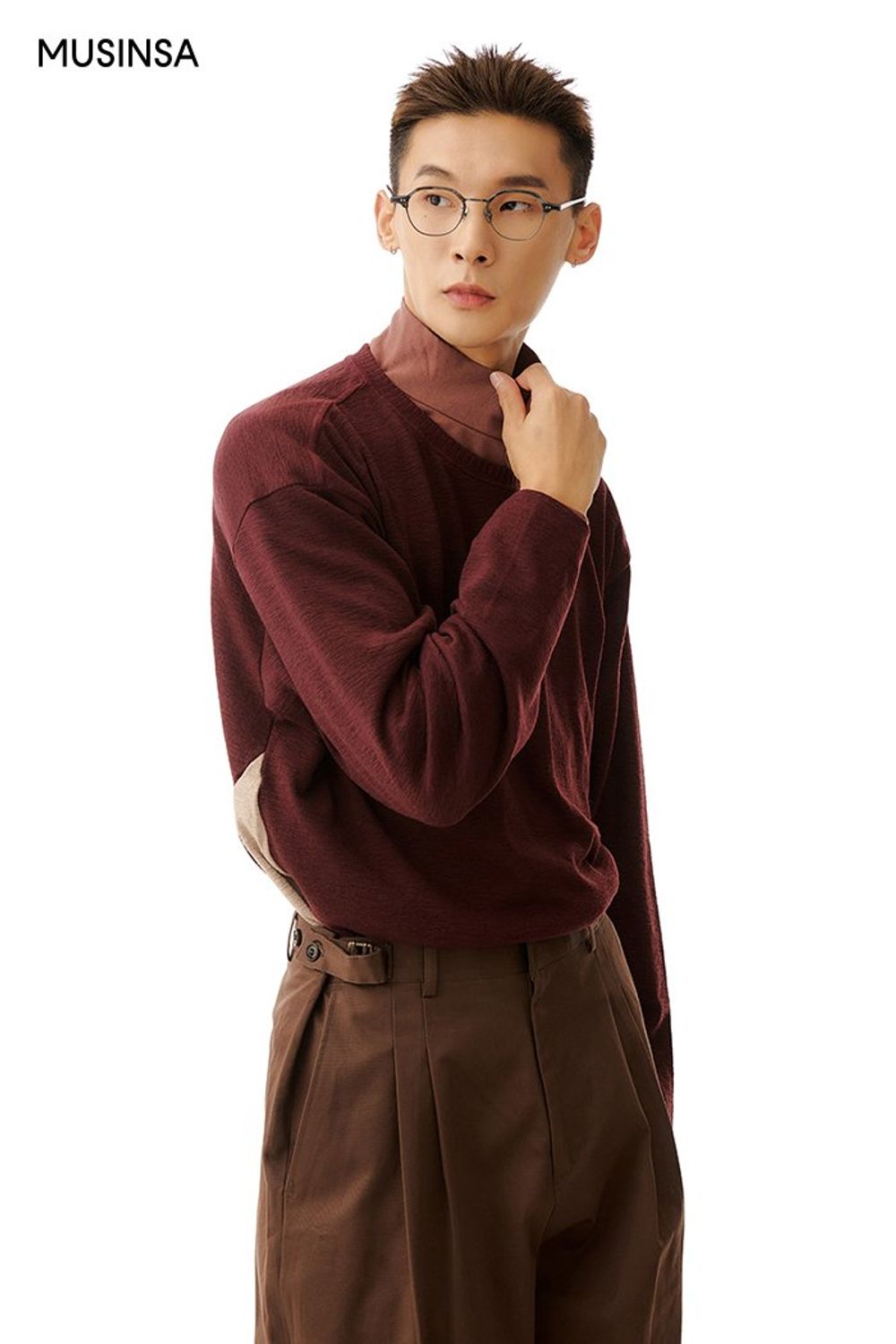 버건디 컬러 니트에 터틀넥을 레이어드하고 치노 팬츠와 롱 코트를 걸쳐 마무리한 포멀 룩 #환절기 #톤온톤 #레이어드룩 #스웨이드 #핀턱 #가을 #비즈니스캐주얼 #포멀