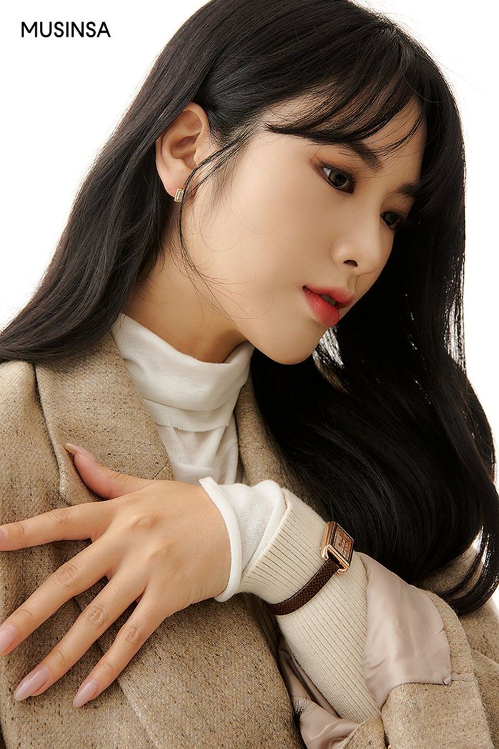 울 재킷과 미디스커트를 함께 스타일링하고 숄더백으로 마무리한 포멀 룩 #톤온톤 #뉴트럴톤 #레이어드룩 #출근룩 #슬릿 #가을 #비즈니스캐주얼 #포멀