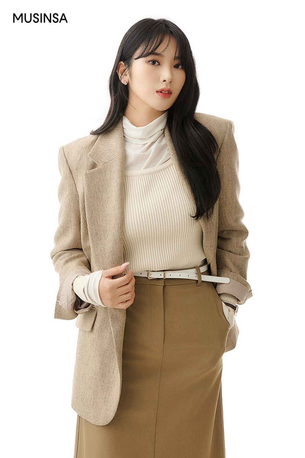 울 재킷과 미디스커트를 함께 스타일링하고 숄더백으로 마무리한 포멀 룩 #톤온톤 #뉴트럴톤 #레이어드룩 #출근룩 #슬릿 #가을 #비즈니스캐주얼 #포멀