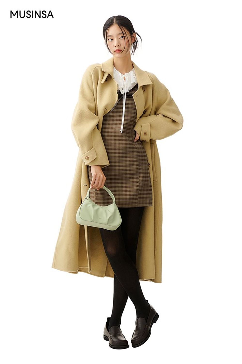 화사한 분위기의 롱 코트와 체크 원피스로 꾸민 걸리시 룩 #체크 #데이트 #뉴트럴톤 #셔링 #가을 #걸리시