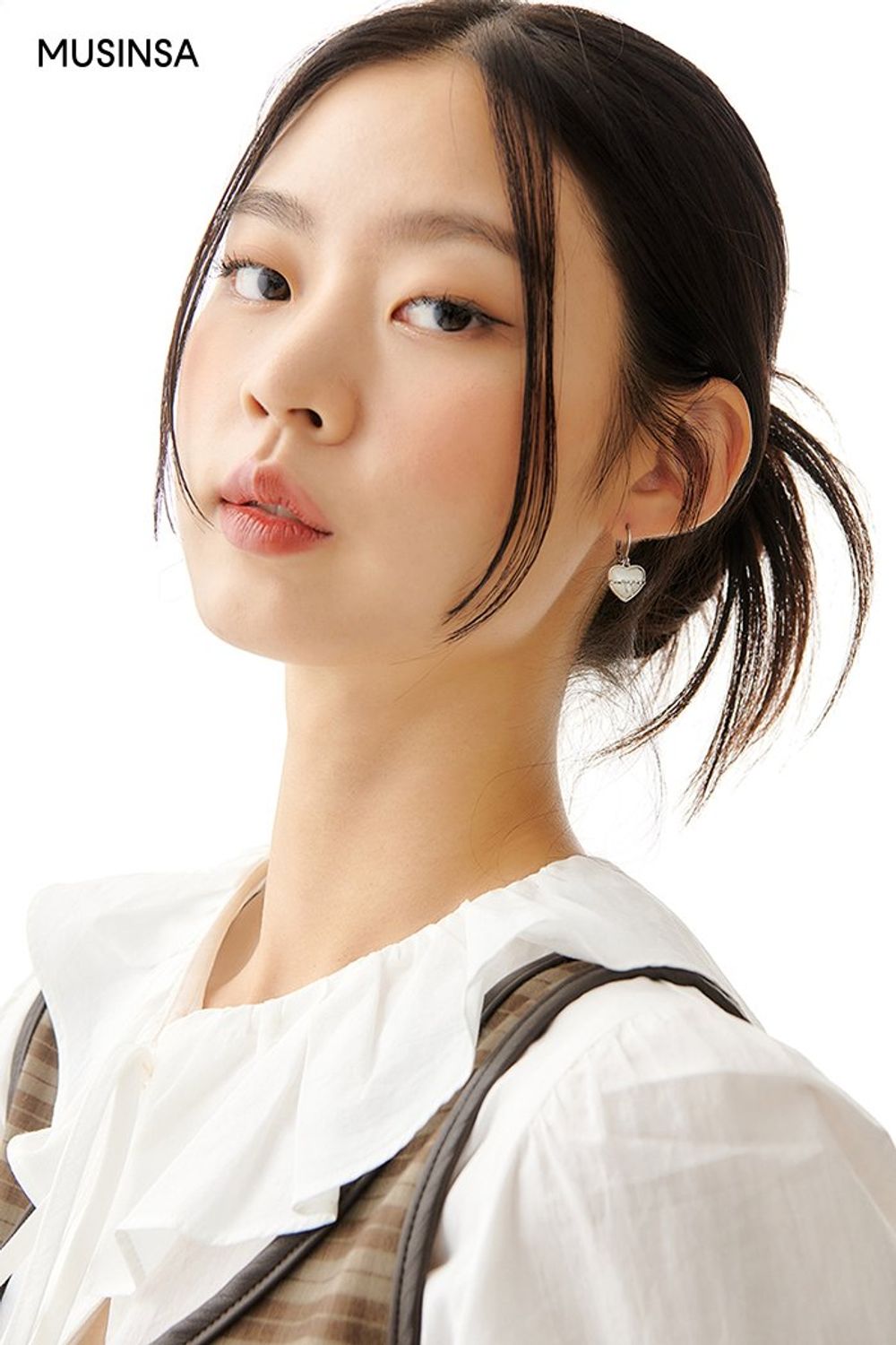 화사한 분위기의 롱 코트와 체크 원피스로 꾸민 걸리시 룩 #체크 #데이트 #뉴트럴톤 #셔링 #가을 #걸리시
