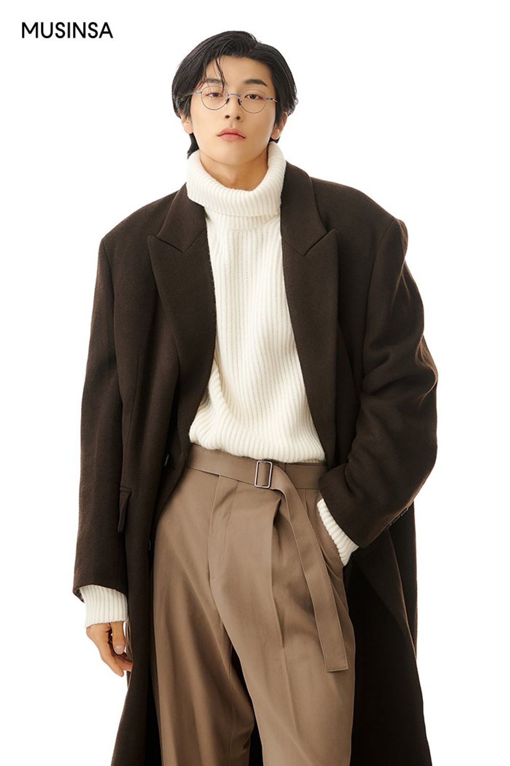 더블 코트에 터틀넥 니트를 매치하고 슬랙스를 더해 완성한 포멀 룩 #단정한 #하이웨이스트 #톤온톤 #뉴트럴톤 #출근룩 #얼죽코 #핀턱 #맥시 #가을 #미니멀 #비즈니스캐주얼 #포멀