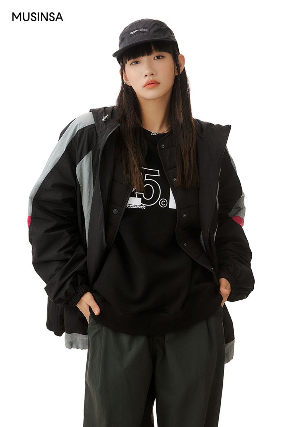 스웨트셔츠와 윈드브레이커, 트레이닝 팬츠로 완성한 고프코어 룩 #편안한 #로고플레이 #오버핏 #와이드핏 #모노톤 #컬러블록 #레이어드룩 #캠핑 #가을 #스포티 #고프코어 #스포츠