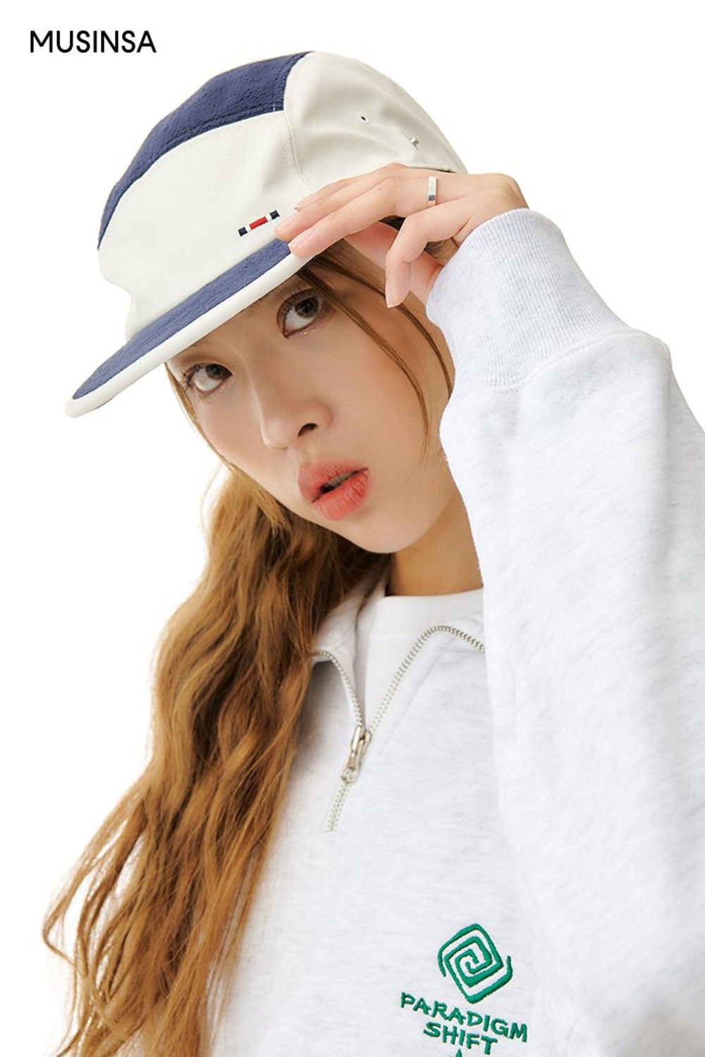 블루 컬러가 돋보이는 트레이닝 팬츠와 패딩 점퍼로 연출한 고프코어 룩 #편안한 #컬러포인트 #캠핑 #스포티 #컬러블록 #핀턱 #퀼팅 #고프코어 #겨울