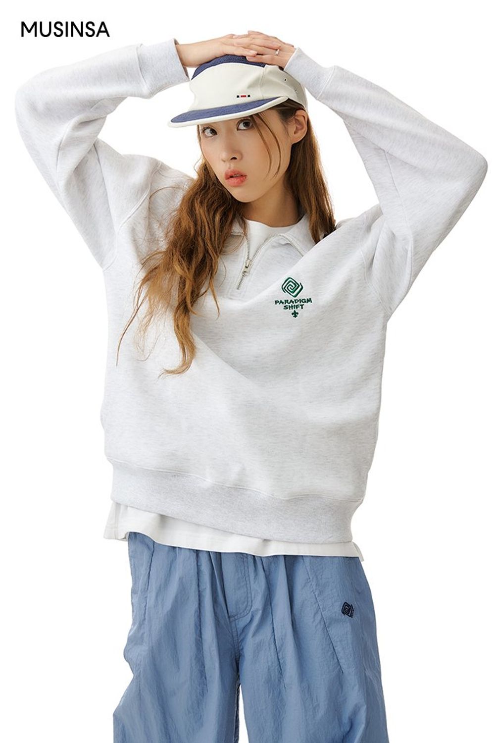 블루 컬러가 돋보이는 트레이닝 팬츠와 패딩 점퍼로 연출한 고프코어 룩 #편안한 #컬러포인트 #캠핑 #스포티 #컬러블록 #핀턱 #퀼팅 #고프코어 #겨울