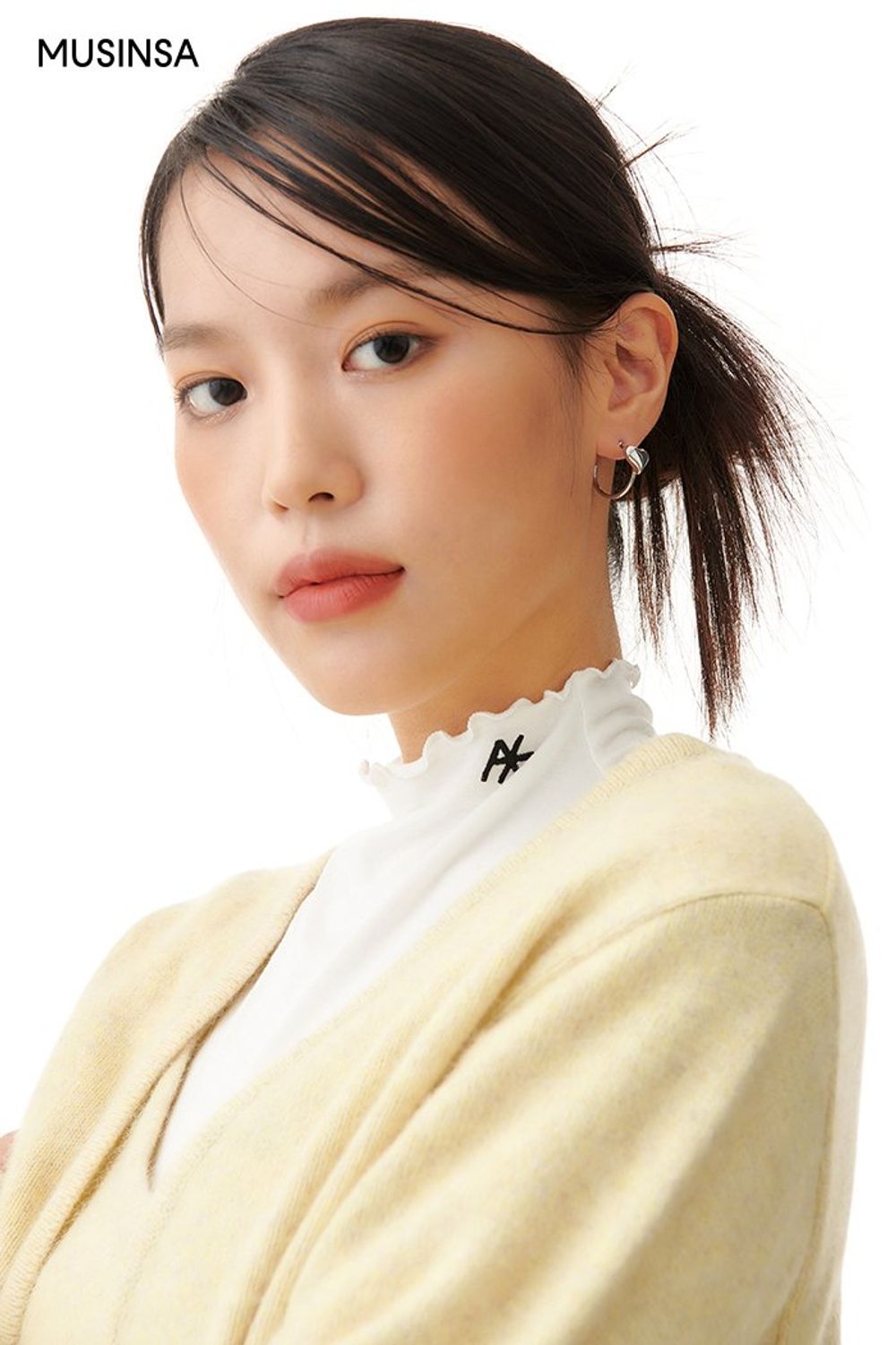 블레로 셋업과 체크 스커트를 매치하고 코트를 걸쳐 마무리한 로맨틱 룩 #컬러포인트 #체크 #셋업코디 #데이트 #겨울 #로맨틱