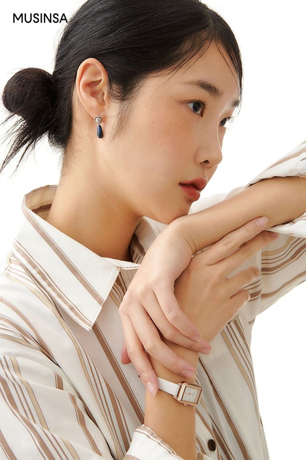 스트라이프 패턴이 돋보이는 셔츠와 카디건, 패딩 재킷을 레이어드해 완성한 포멀 룩 #화사한 #컬러포인트 #스트라이프 #레이어드룩 #데이트 #스티치 #퀼팅 #맥시 #겨울 #비즈니스캐주얼 #포멀