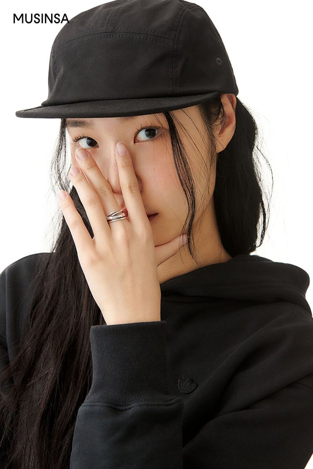 심플한 매력의 후드 티셔츠와 나일론 스커트, 집업 점퍼로 꾸민 고프코어 룩 #심볼 #컬러포인트 #캠핑 #리버서블 #스트링 #카고 #크롭 #맥시 #겨울 #스포티 #고프코어 #스포츠