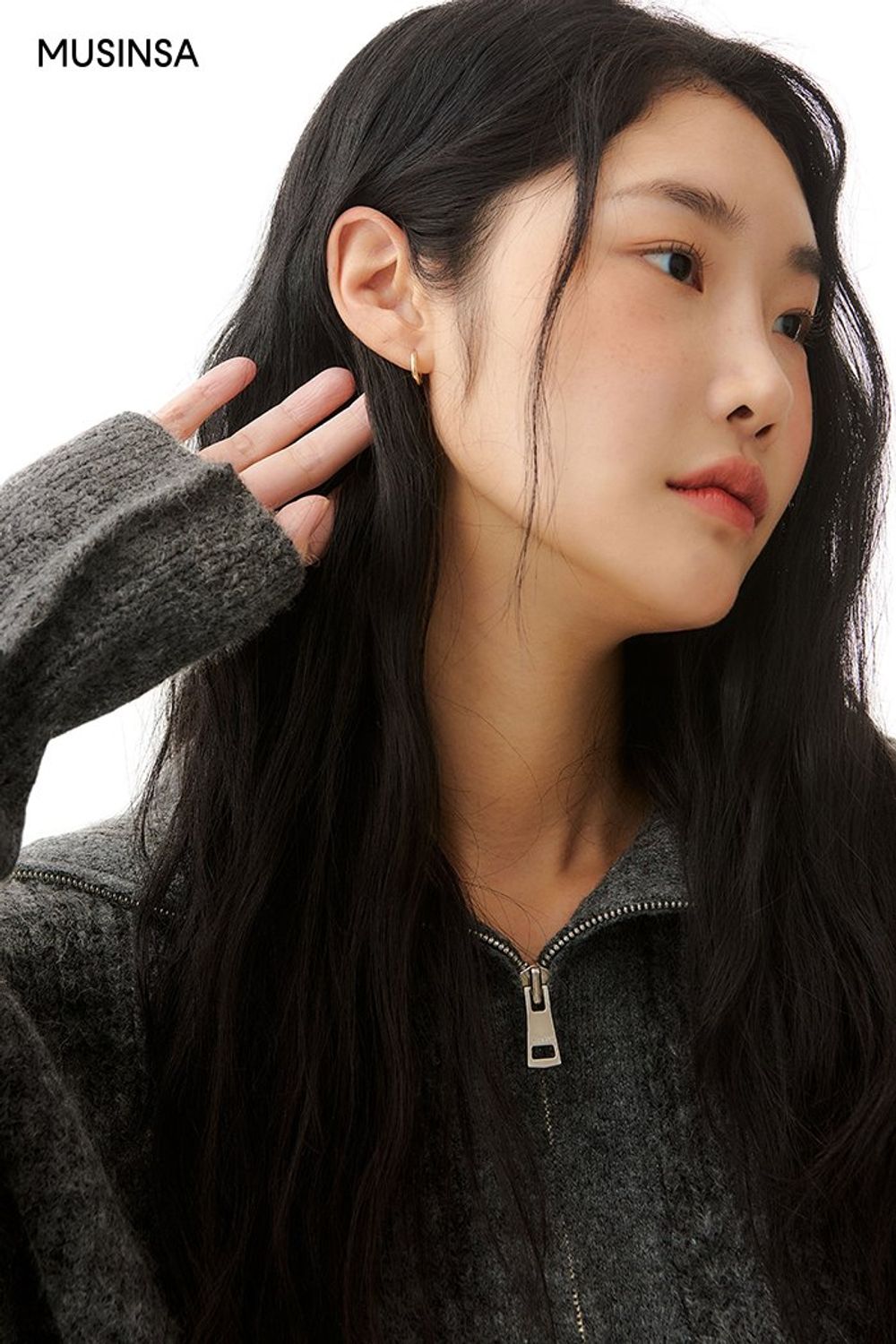 심플한 디자인의 집업 스웨터와 슬랙스, 헤링본 재킷으로 연출한 포멀 코디 #와이드핏 #빅카라 #헤링본 #겨울 #포멀 #비즈니스캐주얼