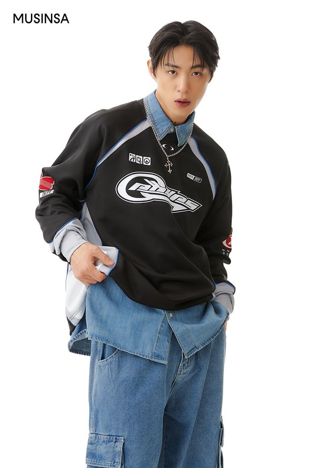 메시 소재 티셔츠에 데님 아이템을 코디하고 숏 패딩으로 보온성을 더한 스트릿 룩 #그래픽 #레이어드룩 #청청패션 #메쉬 #글로시 #카고 #겨울 #스트릿