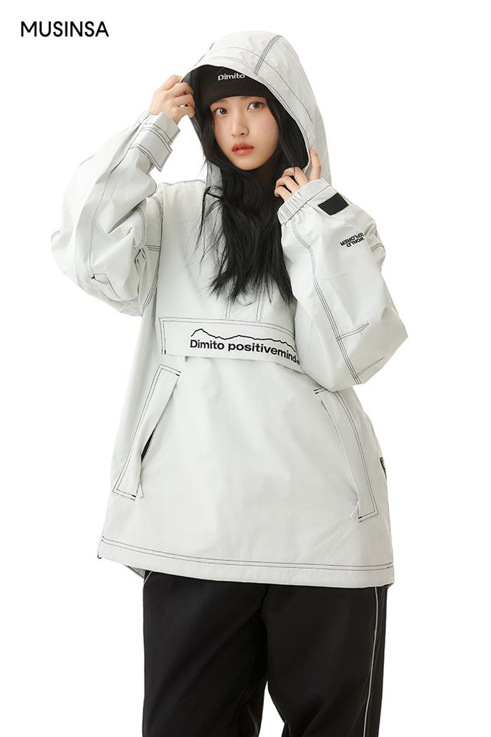 오버 핏 아노락 재킷에 트랙 팬츠를 매치한 후 비니로 완성한 스포츠 룩 #레터링 #오버핏 #모노톤 #레저스포츠 #스포티 #와이드핏 #스티치 #고프코어 #겨울 #스포츠