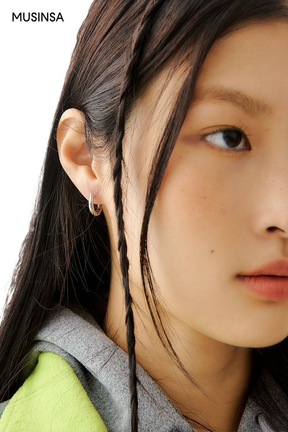 편하게 입기 좋은 플리스 재킷과 조거 팬츠로 꾸민 스포츠 룩 #편안한 #컬러포인트 #컬러블록 #레이어드룩 #캠핑 #등산 #레저스포츠 #겨울 #스포티 #고프코어